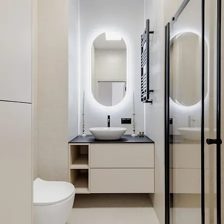 Bright In Mokotow Business Center Varşova